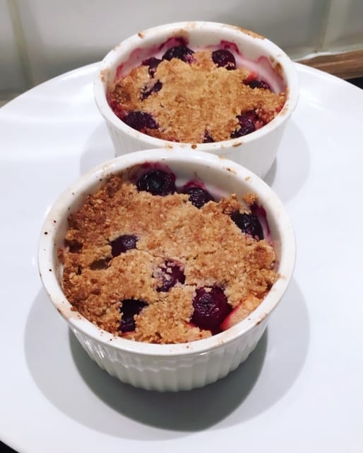 Crumble z jabłkami i wiśniami