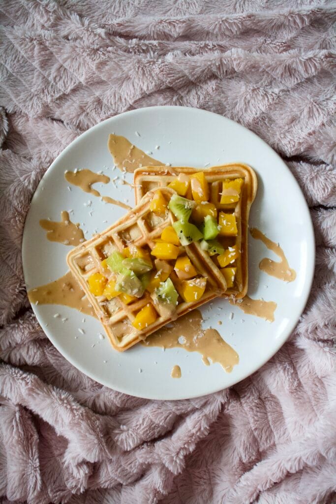 Gofry z sosem orzechowym i owocami