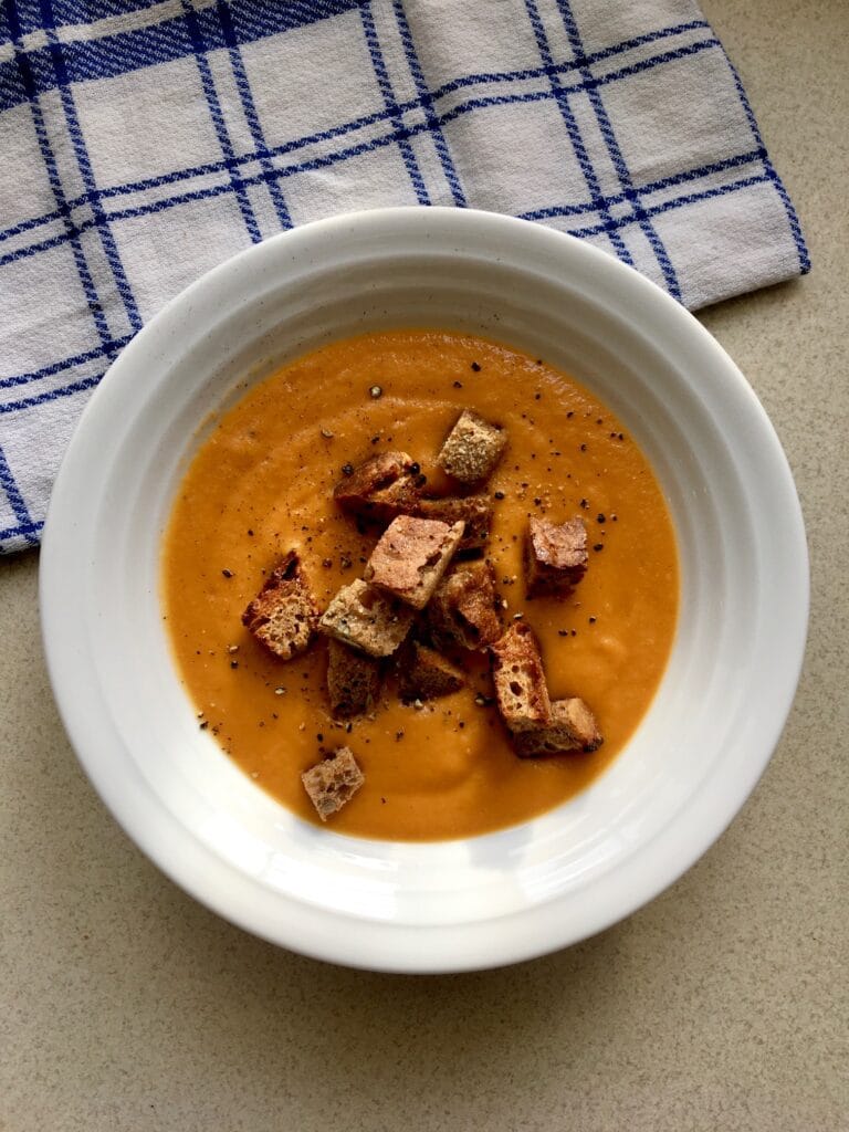 Krem z pieczonych warzyw z żytnimi grzankami