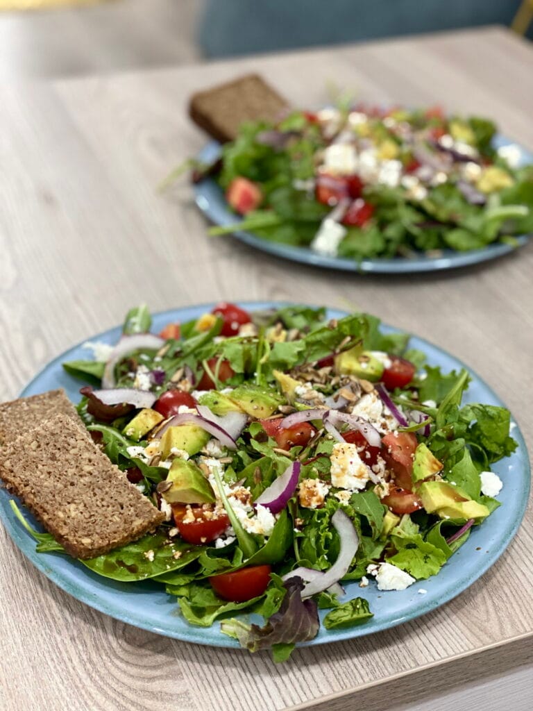 Salatka z awokado i pomidorkami