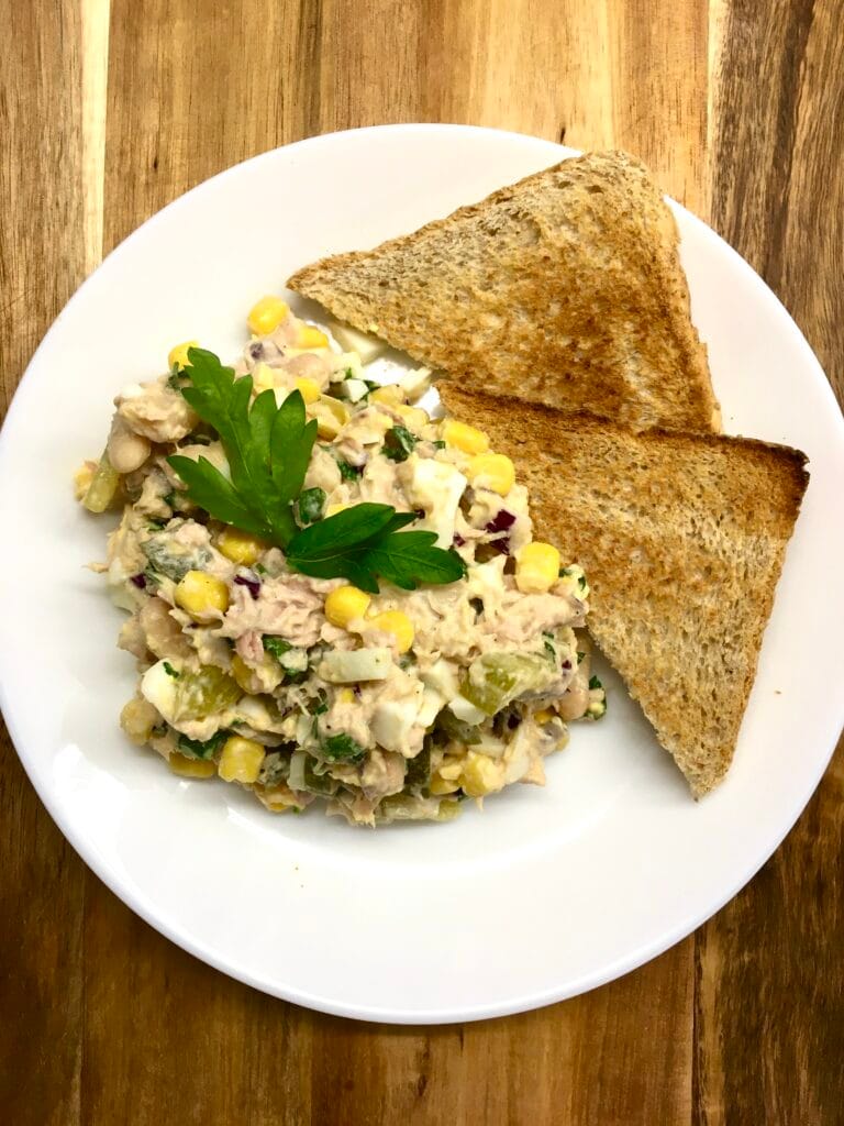 Sałatka z tuńczykiem i białą fasolą